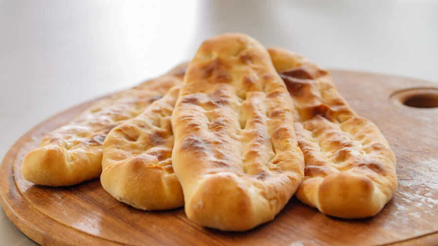 Kır Pidesi Peynirli